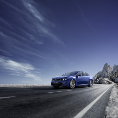 De nieuwe BMW i3 rijdt 900 km en laadt op in tien minuten