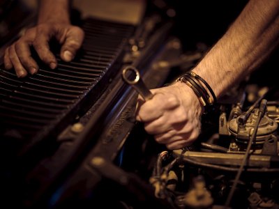 Autowerkplaatsen vragen nu bijna 85 euro per uur